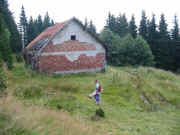 Trasa gre mimo propadajo�ih kasarn.