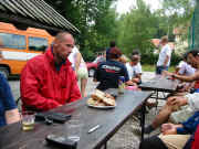 Mnenja si je treba izmenjat, kaj pojest, popit, ...