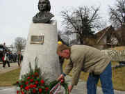 Predsednik polaga venec pod spomenik.
